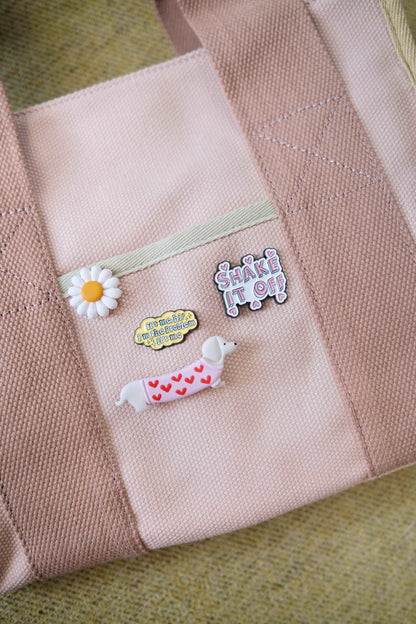 "It's me, hi!" Enamel Pin